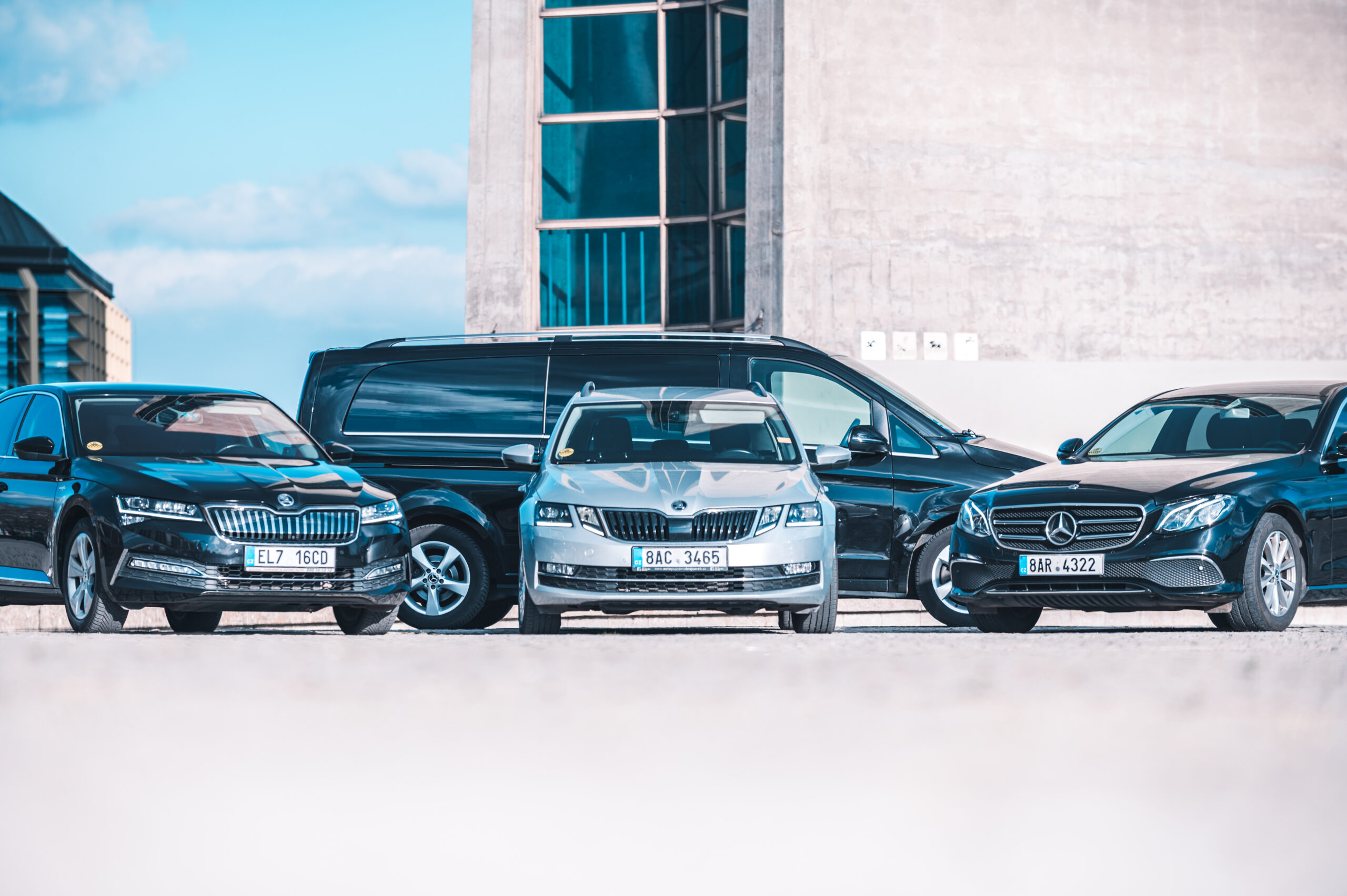 Vozový park Taxi-365 s moderními vozy připravenými pro přepravu zákazníků v Praze a na letiště.